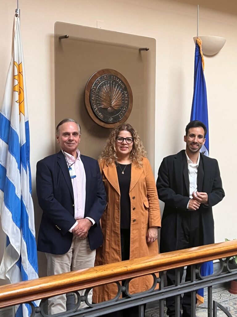 Ricardo Soto y Nahuel Gonzalez junto a Claudia Barrientos de la OEA