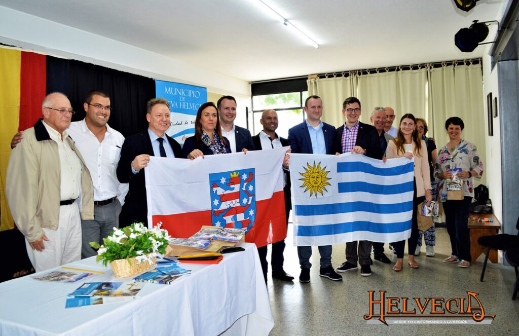 Parlamentarier und deutsche Unternehmer mit lokalen Vertretern bei der Bestätigung des Partnerschaftsabkommens zwischen Neuhaus und Nueva Helvecia, Uruguay, im März 2019. Henry Worm (3.v.l.). Quelle: helvecia.com.uy