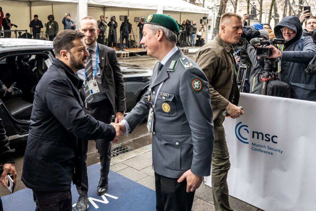 Präsident der Ukraine Volodymyr Zelenskyy (l.) und Dr. Benedikt Franke, CEO und stellvertretender Vorsitzender der Münchner Sicherheitskonferenz (r.) vor der Konferenz 2025.. Quelle: MSC/Schulze.