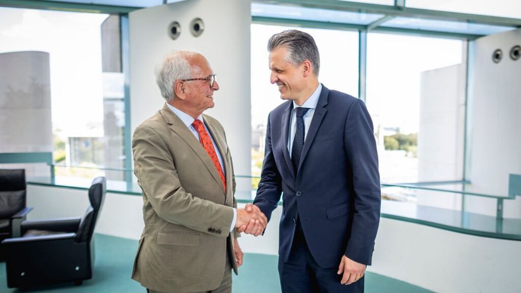 Deutscher Botschafter (a.D.) Wolfgang Ischinger, Präsident des Stiftungsrates der Münchner Sicherheitskonferenz (l.) und Thorsten Frei, Chef des Bundeskanzleramtes (r.). Quelle: Bundesregierung / Juliane Sonntag.