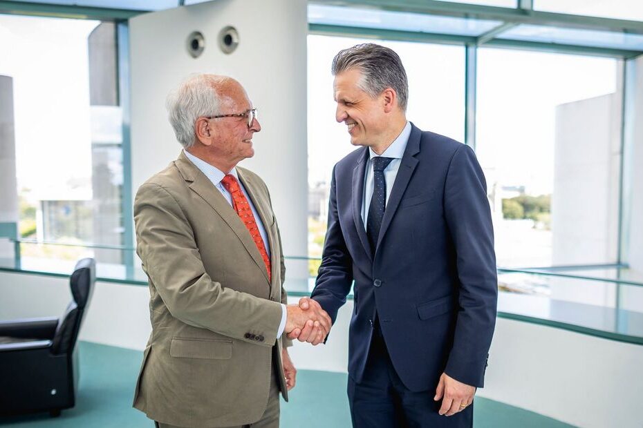 Embajador Aleman (ret.) Wolfgang Ischinger, Presidente del Consejo de la Conferencia de Seguridad de Munich (I.) y Thorsten Frei, Jefe de la Cancillería Alemana (d.). Fuente: Gobierno Federal / Juliane Sonntag.