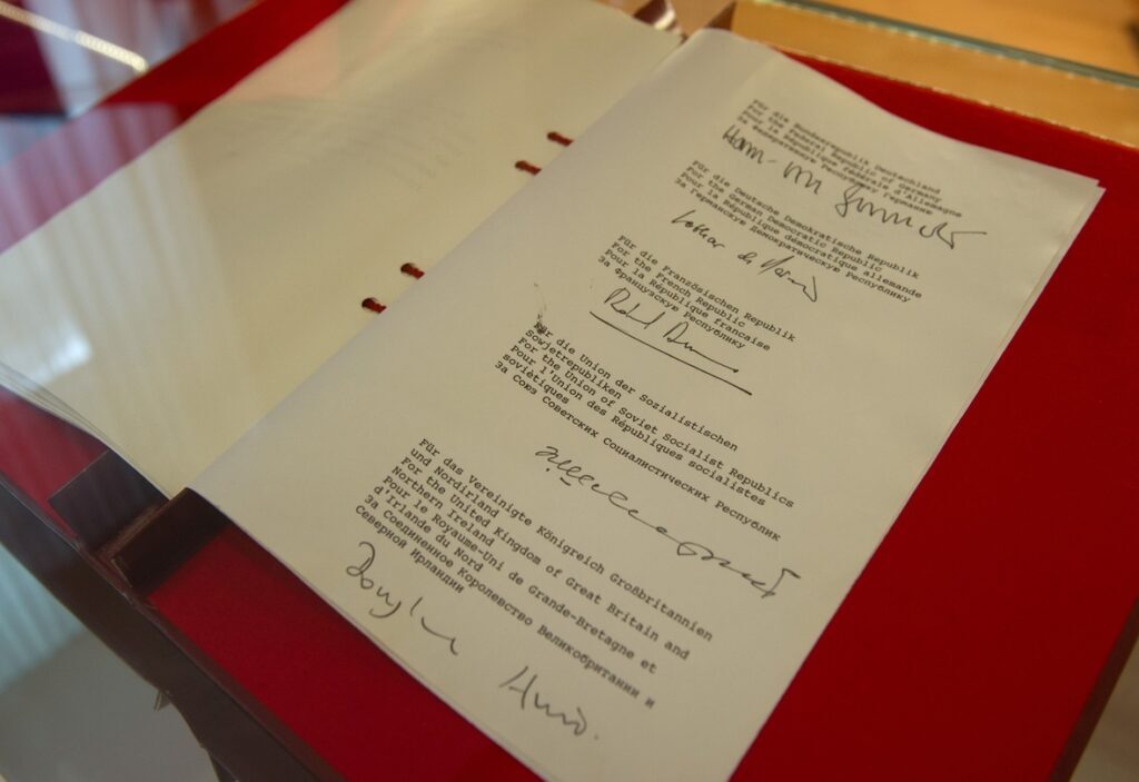 Das Original des 2+4- Vertrages. Quelle: dpa