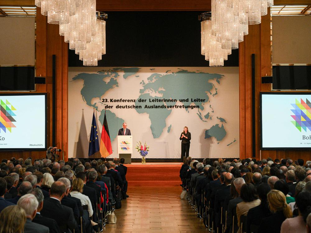 Bundeskanzler Merz hat die Konferenz der Leiterinnen und Leiter deutscher Auslandsvertretungen im Auswärtigen Amt mit einer Rede eröffnet. Quelle: AFP