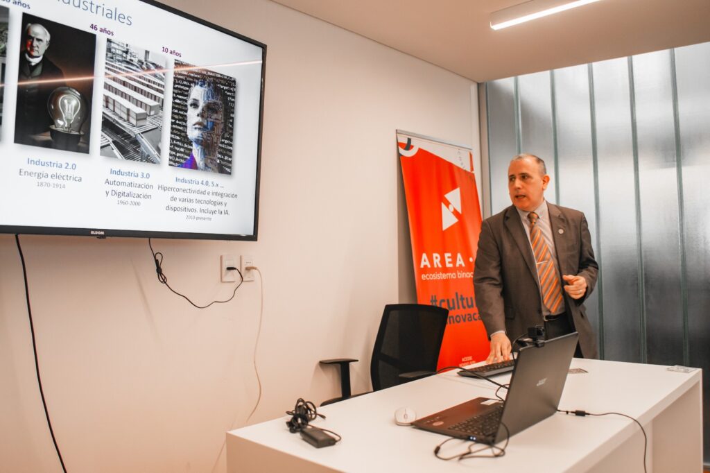 Mauro D. Ríos exponiendo.