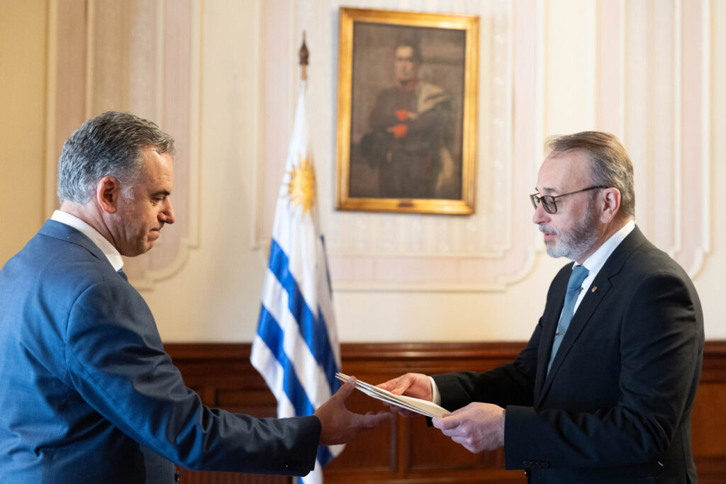 Embajador Yurii Klymenko junto al Presidente de Uruguay Prof. Yamandú Orsi. Fuente: Presidencia del Uruguay.