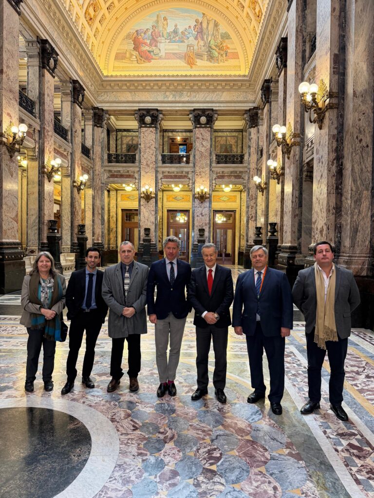 Verena Frick, Nahuel Gonzalez Frugoni, Mauro Ríos, Benedikt Franke, Gabriel Gurmendez, Carlos Delgado y Diego Echeverría. (v.l.n.r). Quelle: BILAT