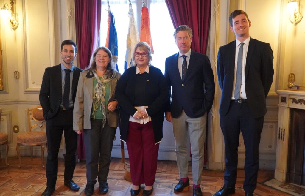 Ministra de Defensa, Sandra Lazo, junto a Nahuel González Frugoni, Verena Frick, Benedikt Franke y Niklas Hutz (de izquierda a derecha). Fuente: Ministerio de Defensa Nacional.