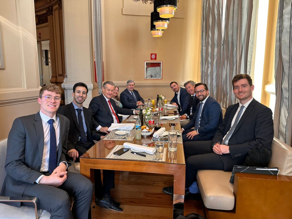 De izquierda a derecha: Mattias Kauper, Nahuel González Frugoni, Gabriel Gurméndez, Verena Frick y Carlos Delgado. De derecha a izquierda: Diego Sanjurjo, Benedikt Franke, Nicolás Albertoni y Niklas Hutz. Fuente: Embajada de Alemania.