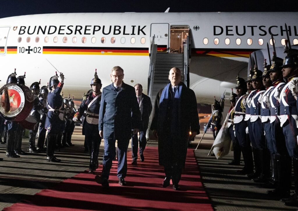 Außenminister Johann Wadephul (CDU) bei der Ankunft in Argentinien. Quelle: Boris Roessler/dpa