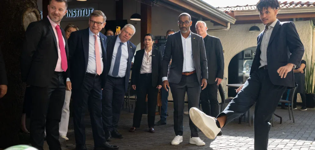 Der deutsche Außenminister Johann Wadephul (CDU) und der Ex-Fußballprofi Cacau schauen bei einem Besuch im Goethe-Institut einem Sprachschüler beim Kicken zu