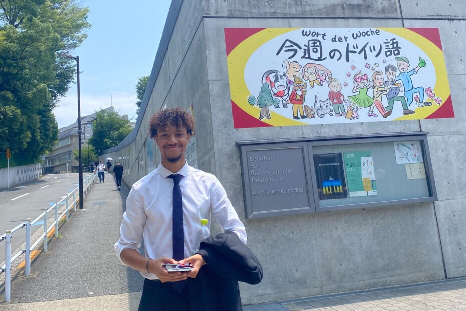 Jöel Schmidt frente a la Embajada de Alemania en Tokyo. Fuente: Jöel Schmidt.
