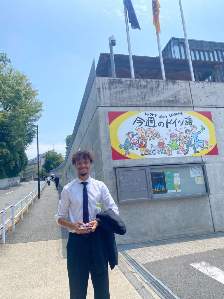 BILAT, Joel Schimidt frente a la Embajada de Alemania en Tokio.