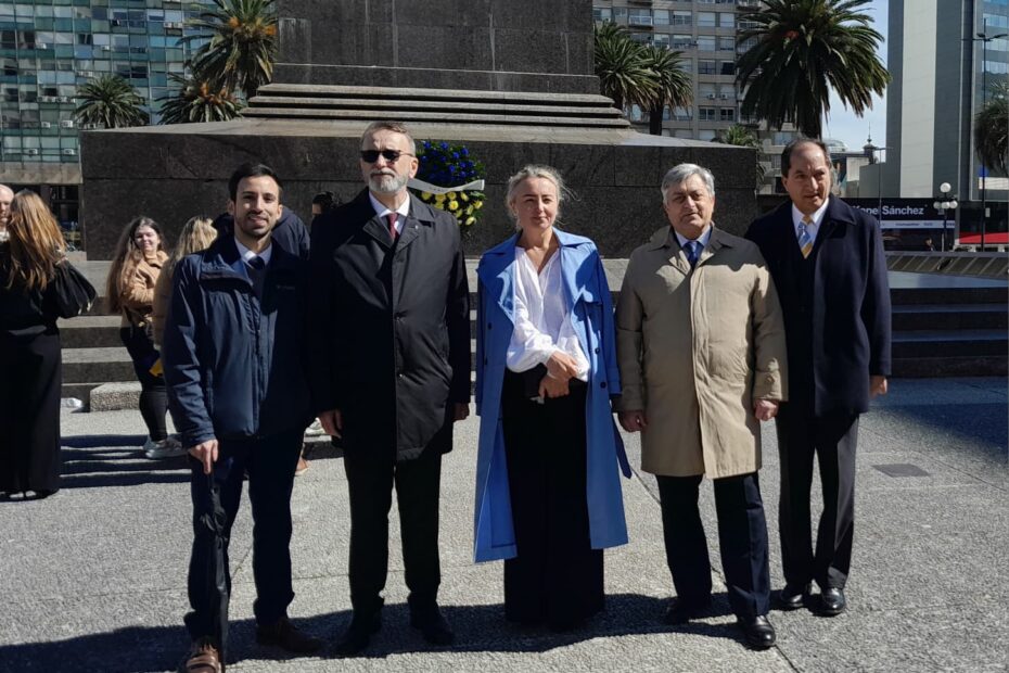 Conmemoración del 35.º aniversario de la Independencia de Ucrania en Montevideo. En la fotografía, el Embajador de Ucrania en Uruguay, Yurii Klymenko, junto a su esposa, Zoia; el Cónsul de Ucrania en Uruguay, H.; Diego Guadalupe; Carlos Delgado; y Nahuel González Frugoni, de BILAT.