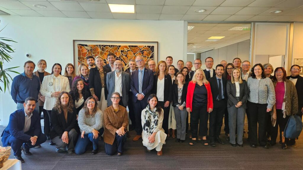 Reunión de trabajo en las oficinas de Presidencia con la Agencia Uruguaya de Cooperación Internacional (AUCI). Fuente: AUCI